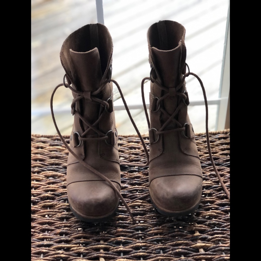 GUC Sorel Joan of Arctic booties.